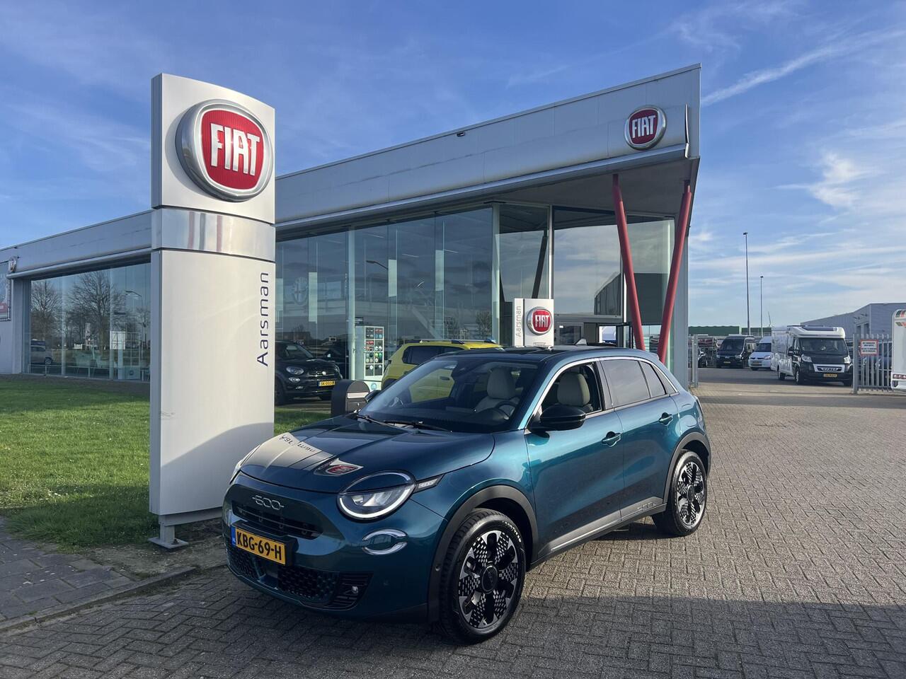 Fiat 600 1.2 Hybrid La Prima | Full option | Camera | Stoelverwarming | Leder | Carplay | Massage | Droneview | LED