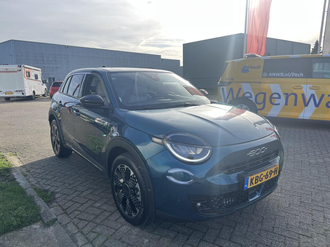 Fiat 600 1.2 Hybrid La Prima | Full option | Camera | Stoelverwarming | Leder | Carplay | Massage | Droneview | LED