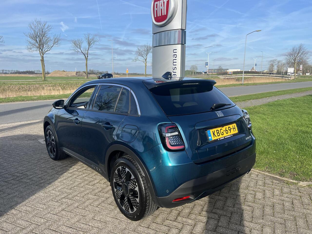 Fiat 600 1.2 Hybrid La Prima | Full option | Camera | Stoelverwarming | Leder | Carplay | Massage | Droneview | LED