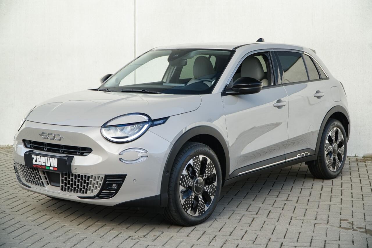 Fiat 600 600e La Prima 54 kWh | Navi | Camera | Carplay | 18"