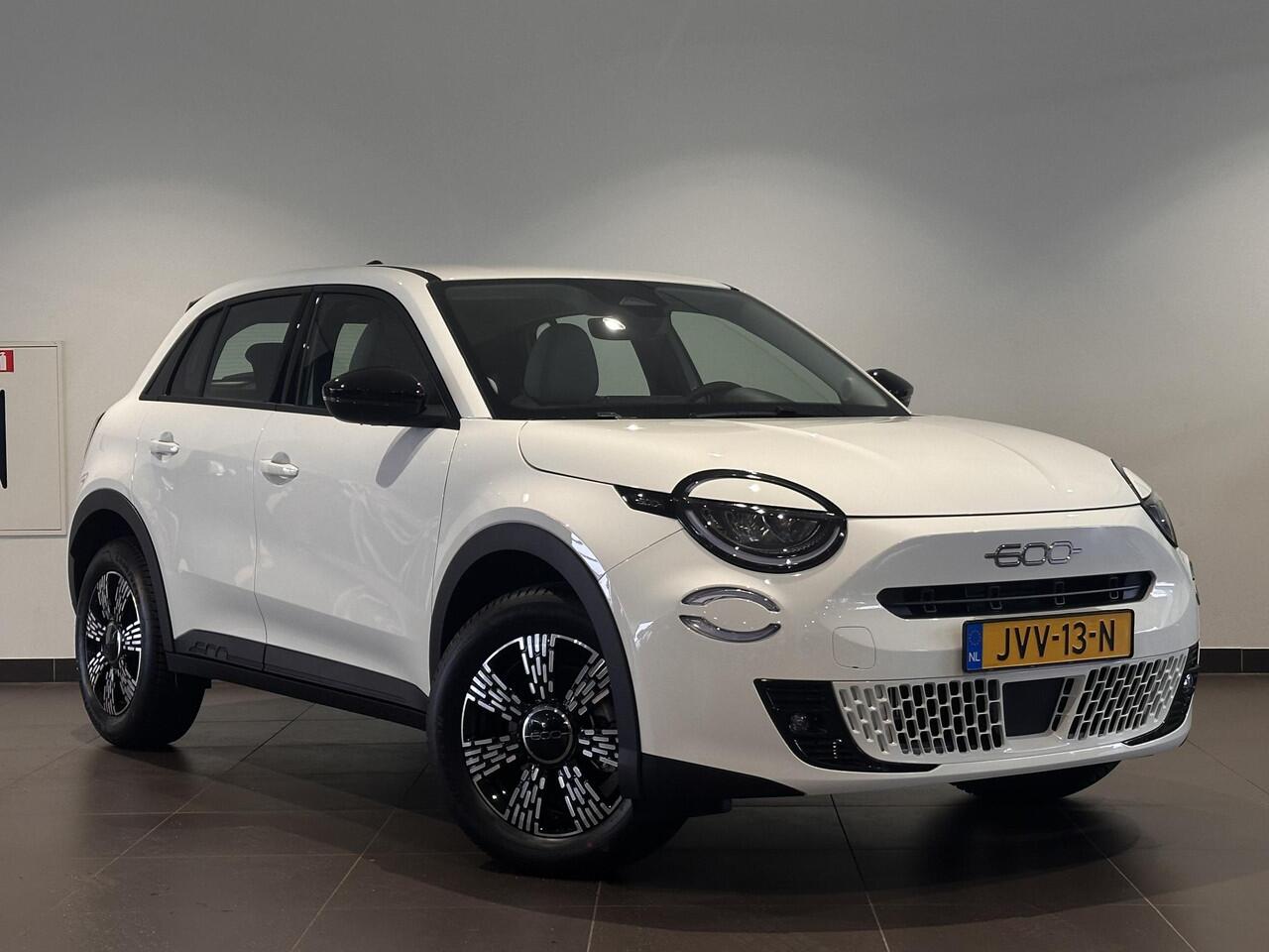 Fiat 600 Urban 1.2 Hybrid 145pk e-DCS6 | 8 JAAR GARANTIE! | APPLE CARPLAY / ANDROID AUTO | CLIMA | PARKEERSENSOREN | ISOFIX |