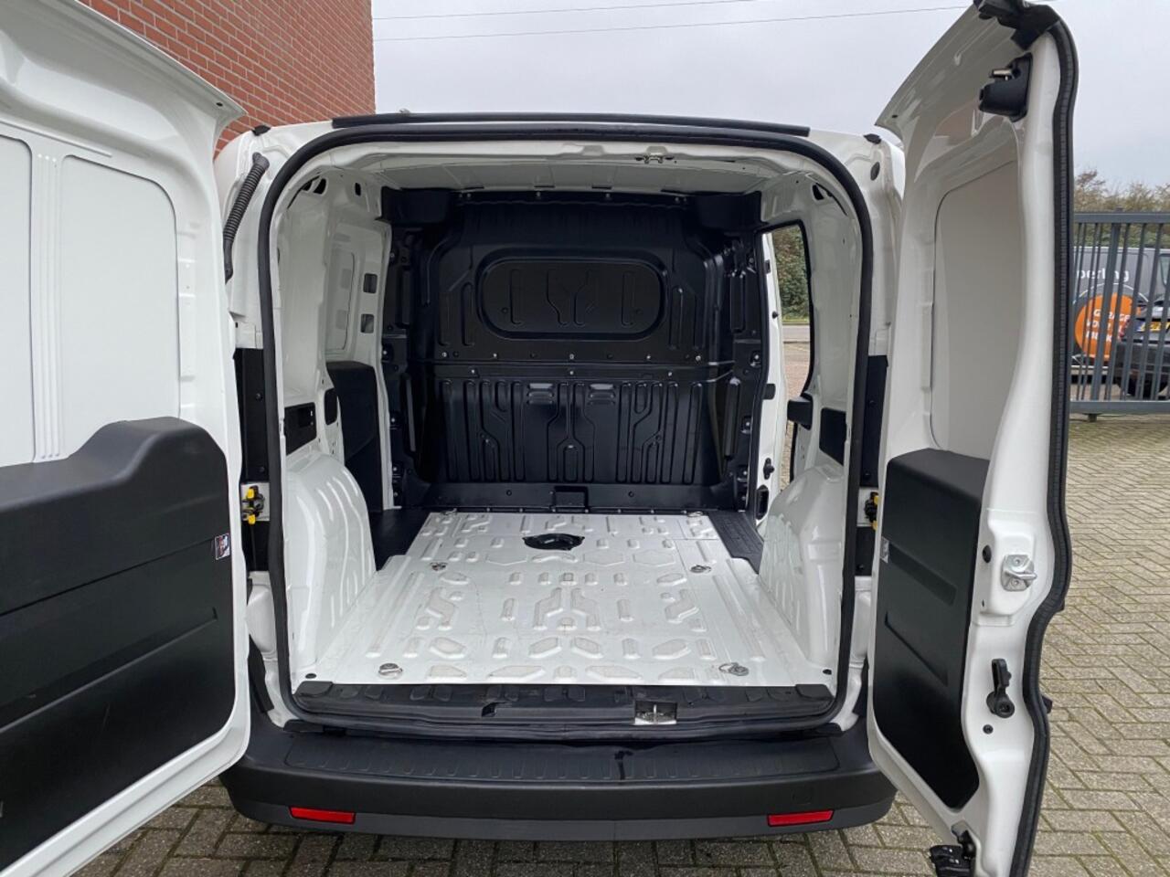 Fiat DOBLO Cargo 1.6 MJ L1H1 105PK AIRCO 6-VERSNELLINGEN ACHTERDEUREN