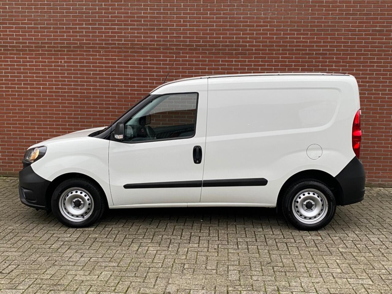 Fiat DOBLO Cargo 1.6 MJ L1H1 105PK AIRCO 6-VERSNELLINGEN ACHTERDEUREN