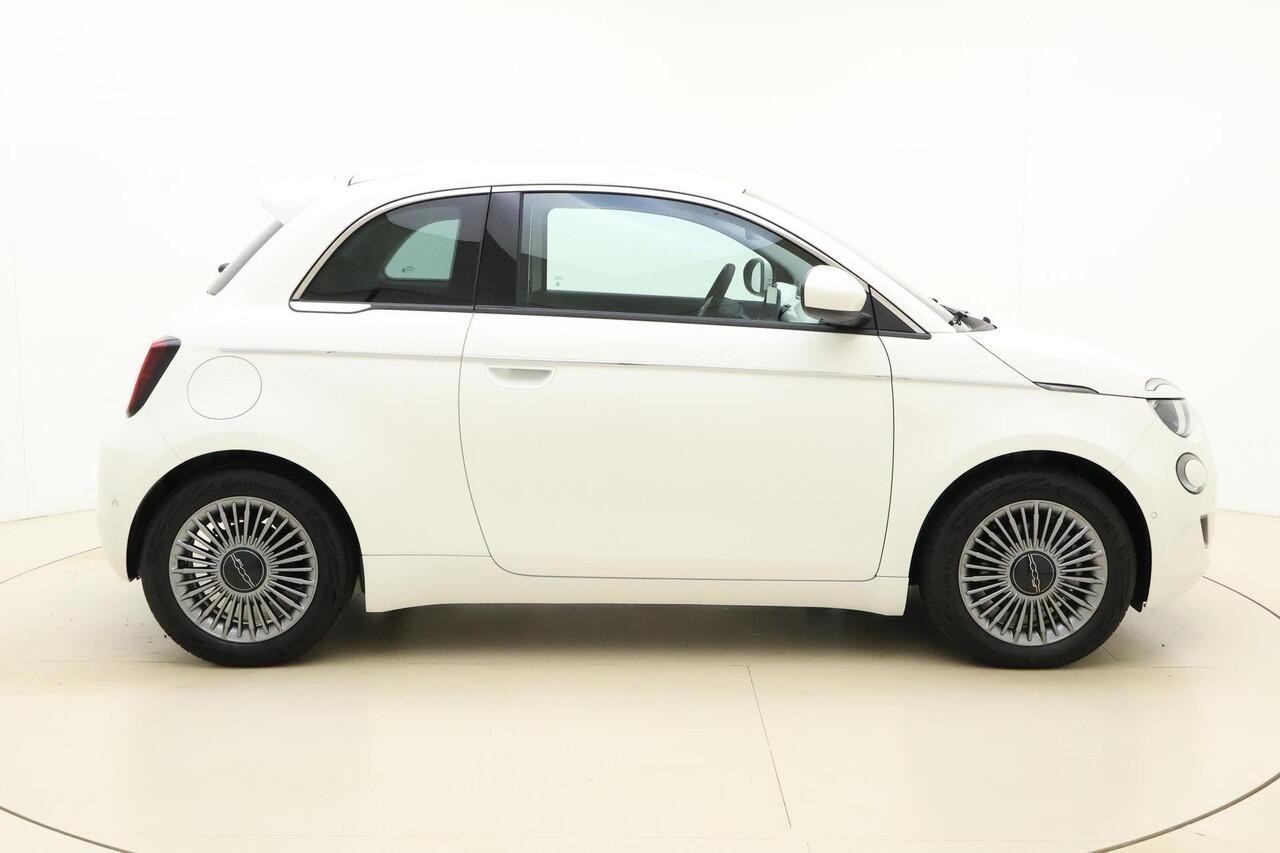Fiat E-500 Urban 42 kWh Camera | Stoelverwarming | Keyless | Navigatie via Carplay | Parkeersensoren voor en achter | Geen kilometers