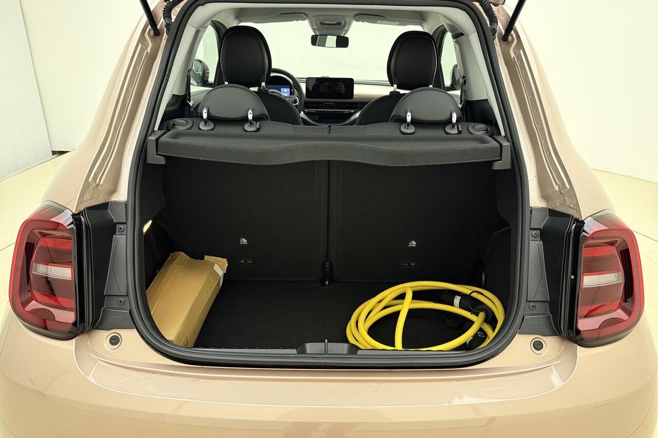 Fiat E-500 3+1 Urban 24 kWh | Climate control | Camera | Navigatie | Lichtmetalen velgen | Parkeersensoren voor en achter | DAB Radio | Cruise control | Bluetooth