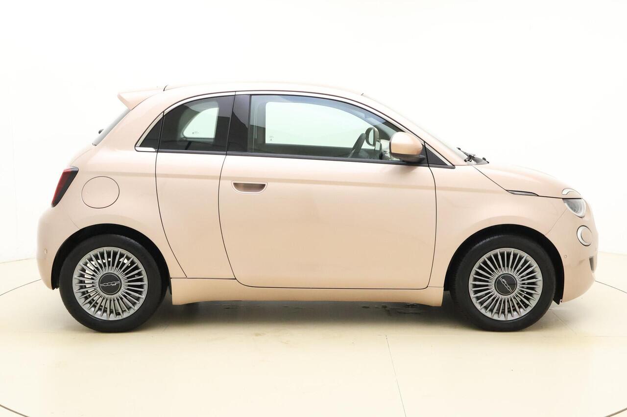 Fiat E-500 3+1 Urban 24 kWh | Climate control | Camera | Navigatie | Lichtmetalen velgen | Parkeersensoren voor en achter | DAB Radio | Cruise control | Bluetooth