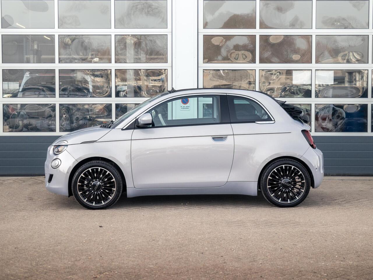 Fiat E-500 Cabrio La Prima 42 kWh | 17% Bijtelling | Clima | Cruise | Leder | 17" | Priv Glass | Winter Pack | JBL Sound | BSM | Apple Carplay