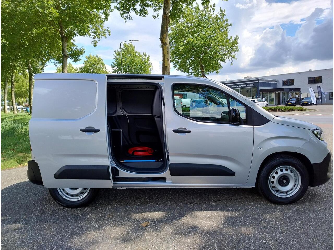 Fiat E-Doblo L1 50 kWh 136pk | 8 jaar garantie | 0% financial lease | Apple Carplay | Android Auto | Multimedia | Achteruitrijcamera | Parkeersensoren achter | Winter pakket | Stoelverwarming | Stuurverwarming | Stuurwielbediening | Reservewiel | Houten afwerking laad
