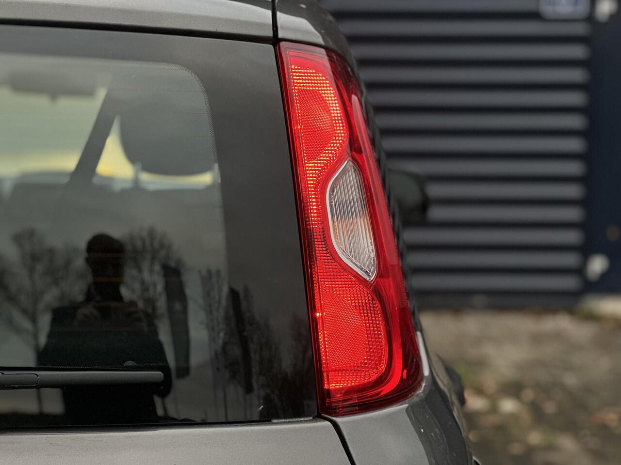 Fiat PANDA 1.0 Hybrid City Life | Navigatie via Carplay | 5 Zitplaatsen | Airco | Dakrails | Hoge instap | City functie | Metaallak | Electrische ramen |