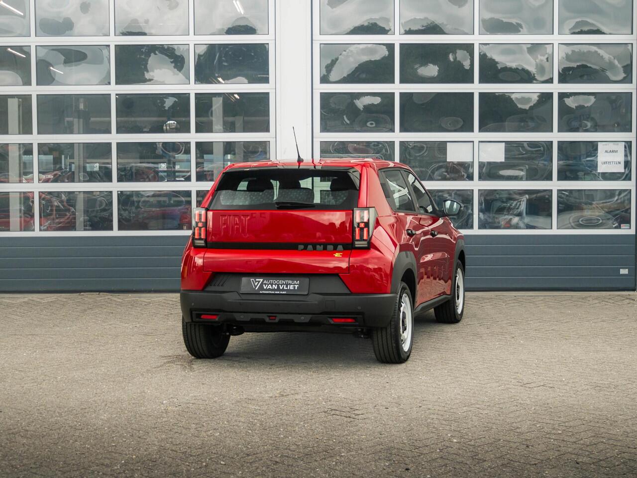 Fiat PANDA Grande Red 11 kW 44 kWh | Private Lease actie ¤ 319,-* | Uit voorraad leverbaar | Airco | Cruise | Apple Carplay | 16" | PDC | Private Lease ¤ 365,-*