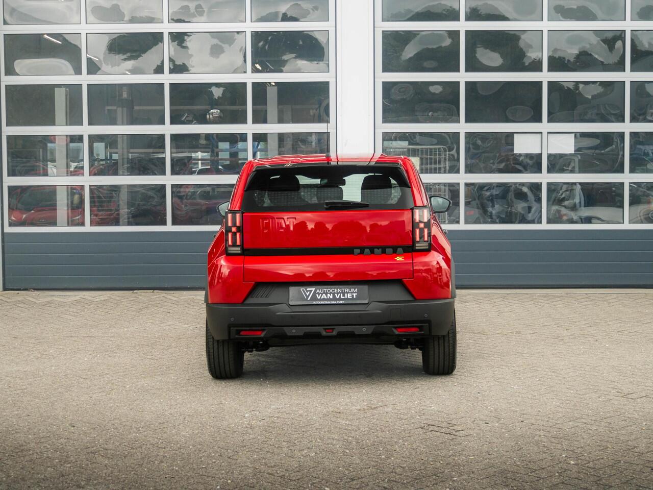 Fiat PANDA Grande Red 11 kW 44 kWh | Private Lease actie ¤ 319,-* | Uit voorraad leverbaar | Airco | Cruise | Apple Carplay | 16" | PDC | Private Lease ¤ 365,-*