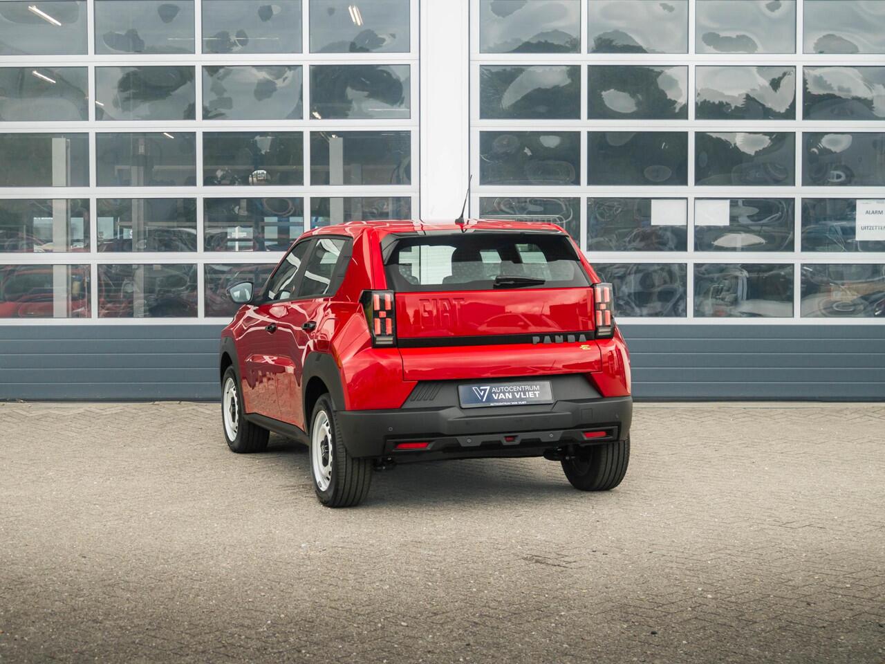 Fiat PANDA Grande Red 11 kW 44 kWh | Private Lease actie ¤ 319,-* | Uit voorraad leverbaar | Airco | Cruise | Apple Carplay | 16" | PDC | Private Lease ¤ 365,-*