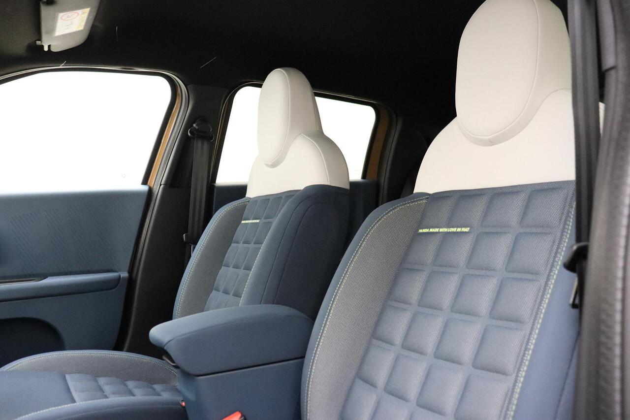 Fiat PANDA Grande La Prima 11 kW 44 kWh | NIEUW MODEL | Navigatie | Climate control | Camera | Dakrails | Stoel & Stuurverwarming | Lichtmetalen velgen