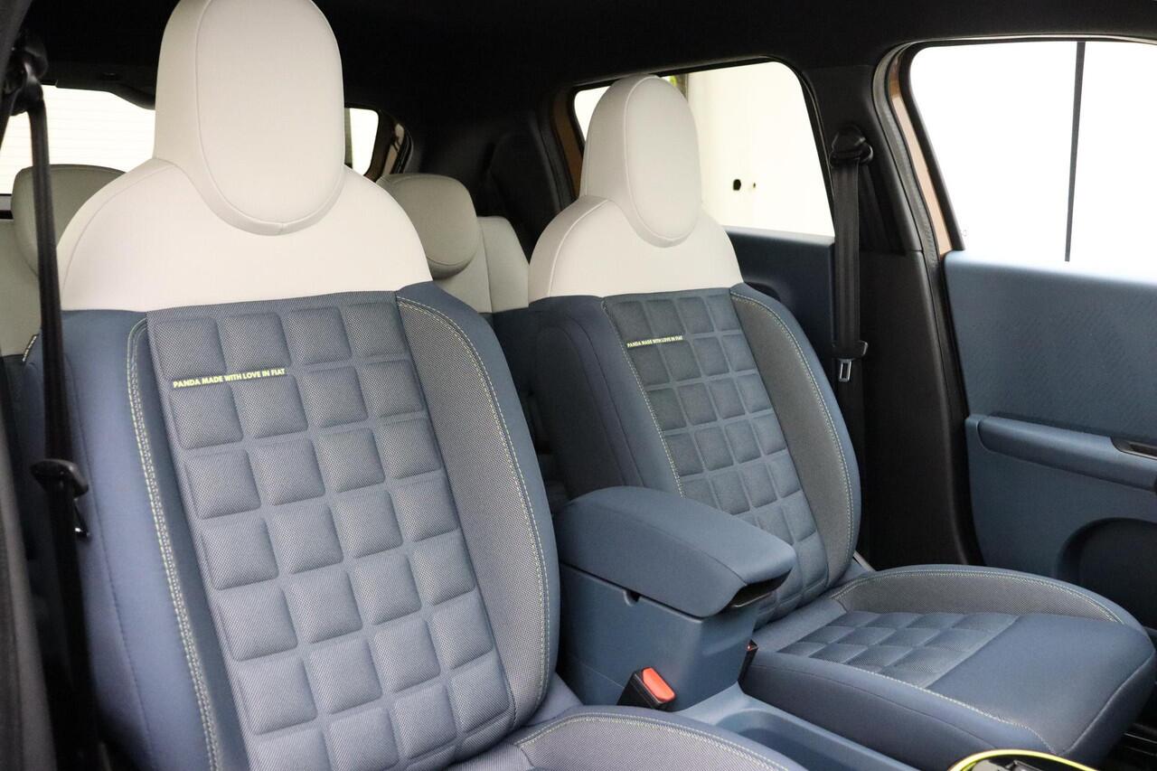 Fiat PANDA Grande La Prima 11 kW 44 kWh | NIEUW MODEL | Navigatie | Climate control | Camera | Dakrails | Stoel & Stuurverwarming | Lichtmetalen velgen