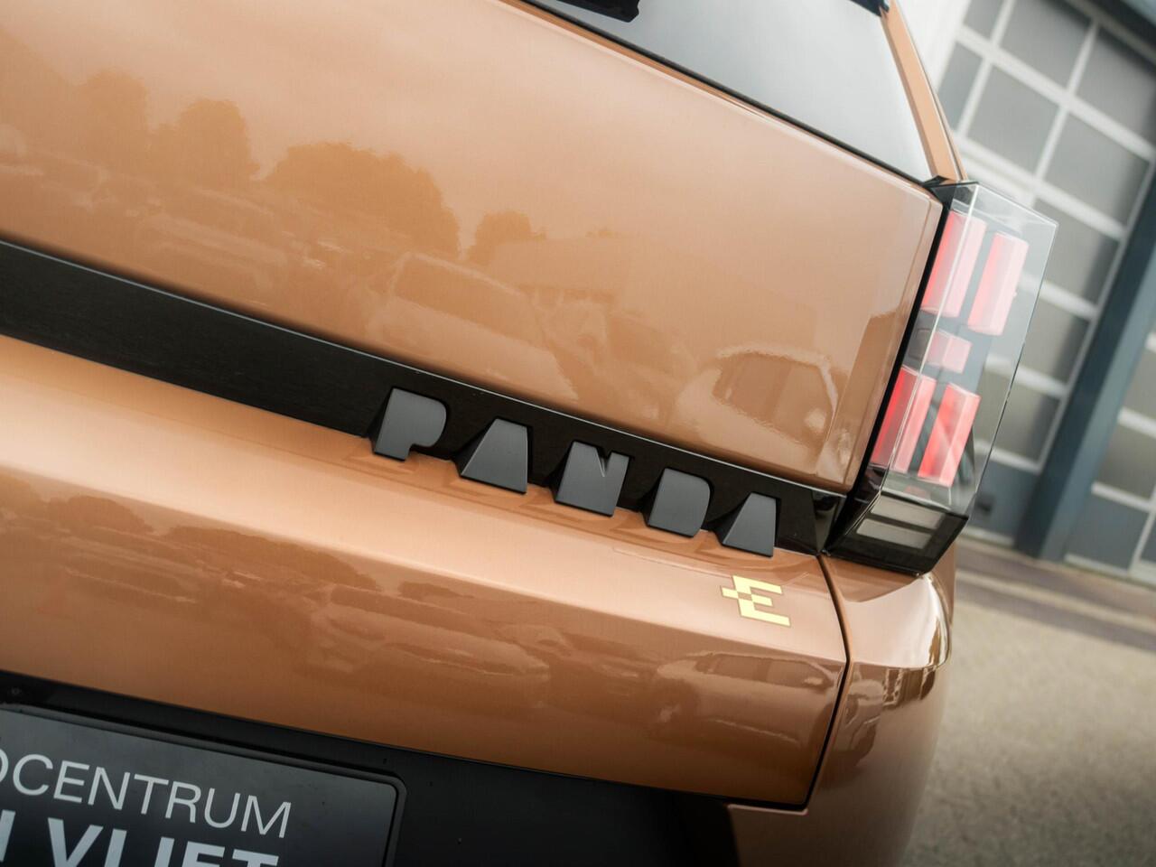 Fiat PANDA Grande La Prima 44 kWh | Uit voorraad leverbaar | Clima | Cruise | Camera | Apple Carplay | 17" | Navi | Winter Pack