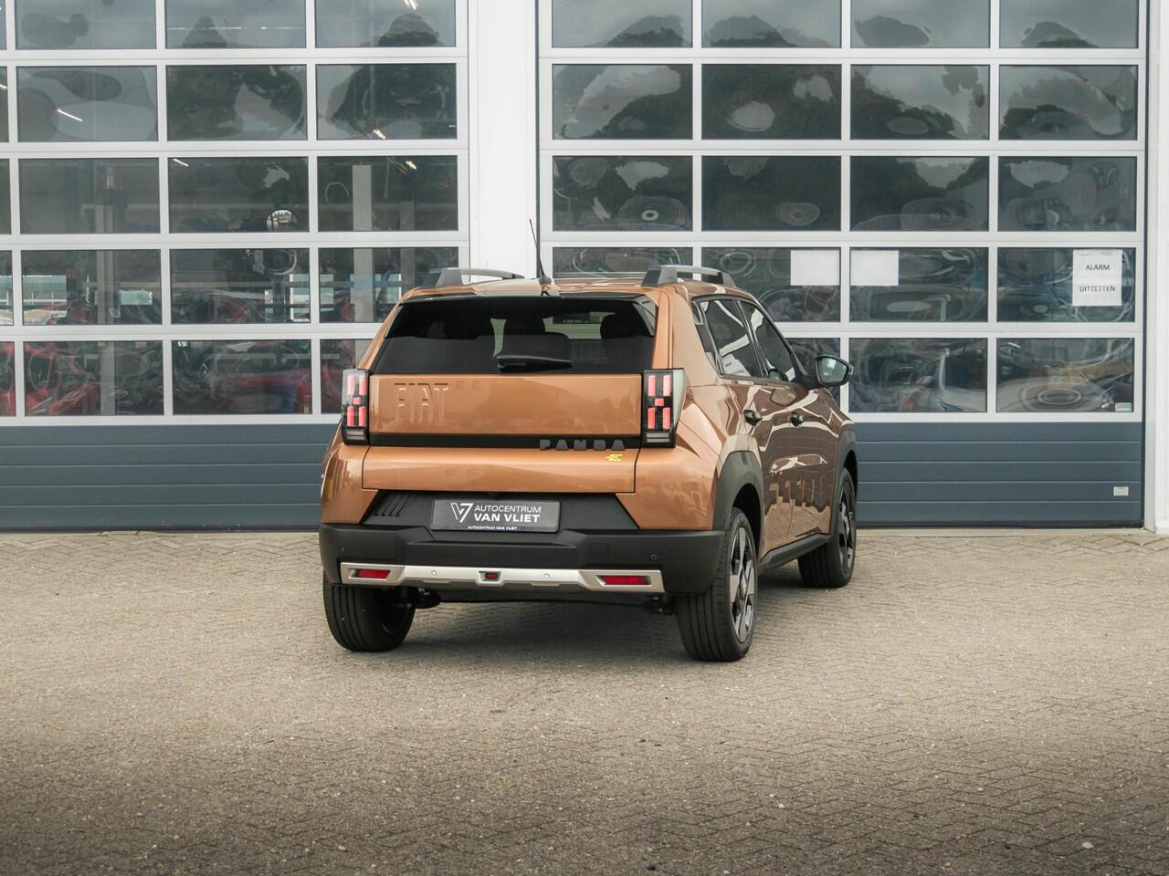 Fiat PANDA Grande La Prima 44 kWh | Uit voorraad leverbaar | Clima | Cruise | Camera | Apple Carplay | 17" | Navi | Winter Pack