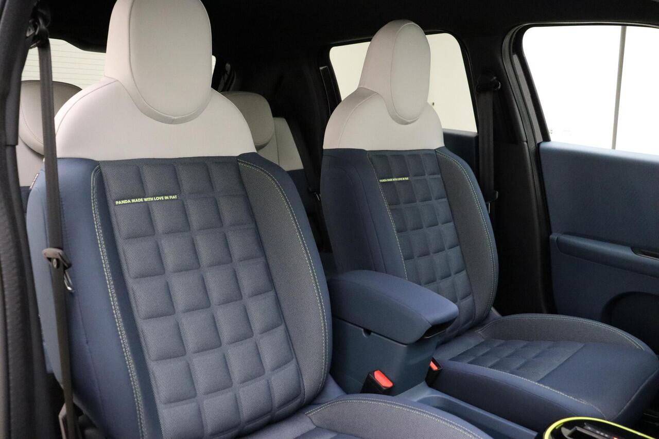 Fiat PANDA Grande La Prima 11 kW 44 kWh | DEMO | NIEUW MODEL | Navigatie | Climate control | Camera | Hoge instap | Dakrails | Stoel- en stuurverwarming | verwarmbaar voorraam