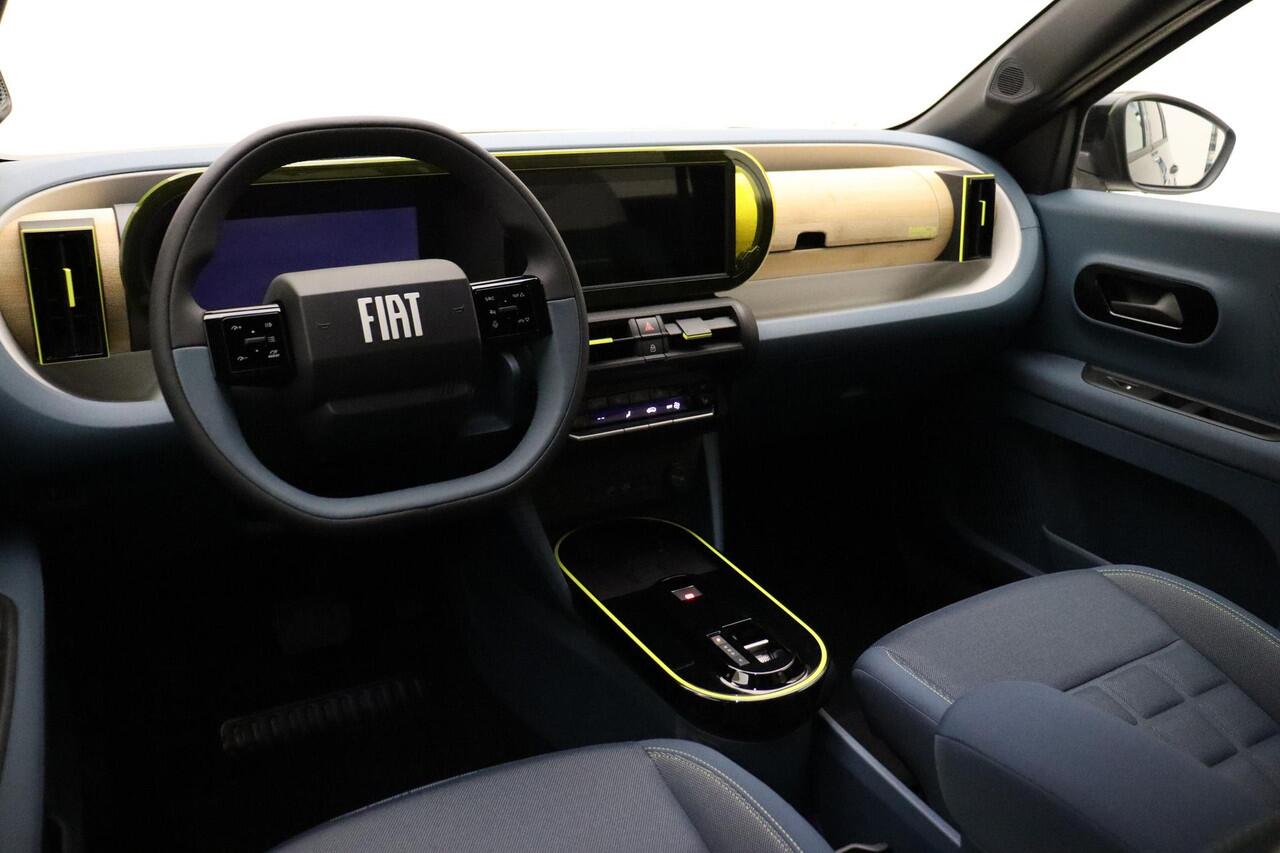 Fiat PANDA Grande La Prima 11 kW 44 kWh | DEMO | NIEUW MODEL | Navigatie | Climate control | Camera | Hoge instap | Dakrails | Stoel- en stuurverwarming | verwarmbaar voorraam