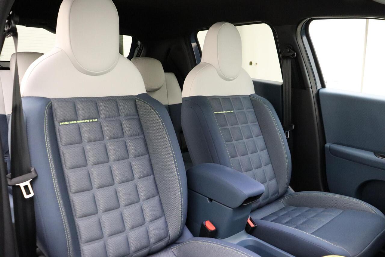 Fiat PANDA Grande 1.2 Hybrid La Prima Automaat | DEMO | NIEUW MODEL | Navigatie | Stoel & Stuurverwarming | Climate control | Camera | Hoge instap | Dakrails | Lichtmetalen velgen