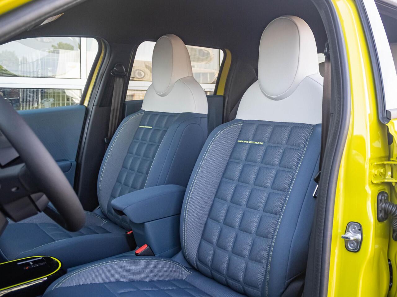 Fiat PANDA Grande La Prima 11 kW 44 kWh | Uit voorraad leverbaar | Clima | Cruise | Camera | Apple Carplay | 17" | Navi | Winter Pack