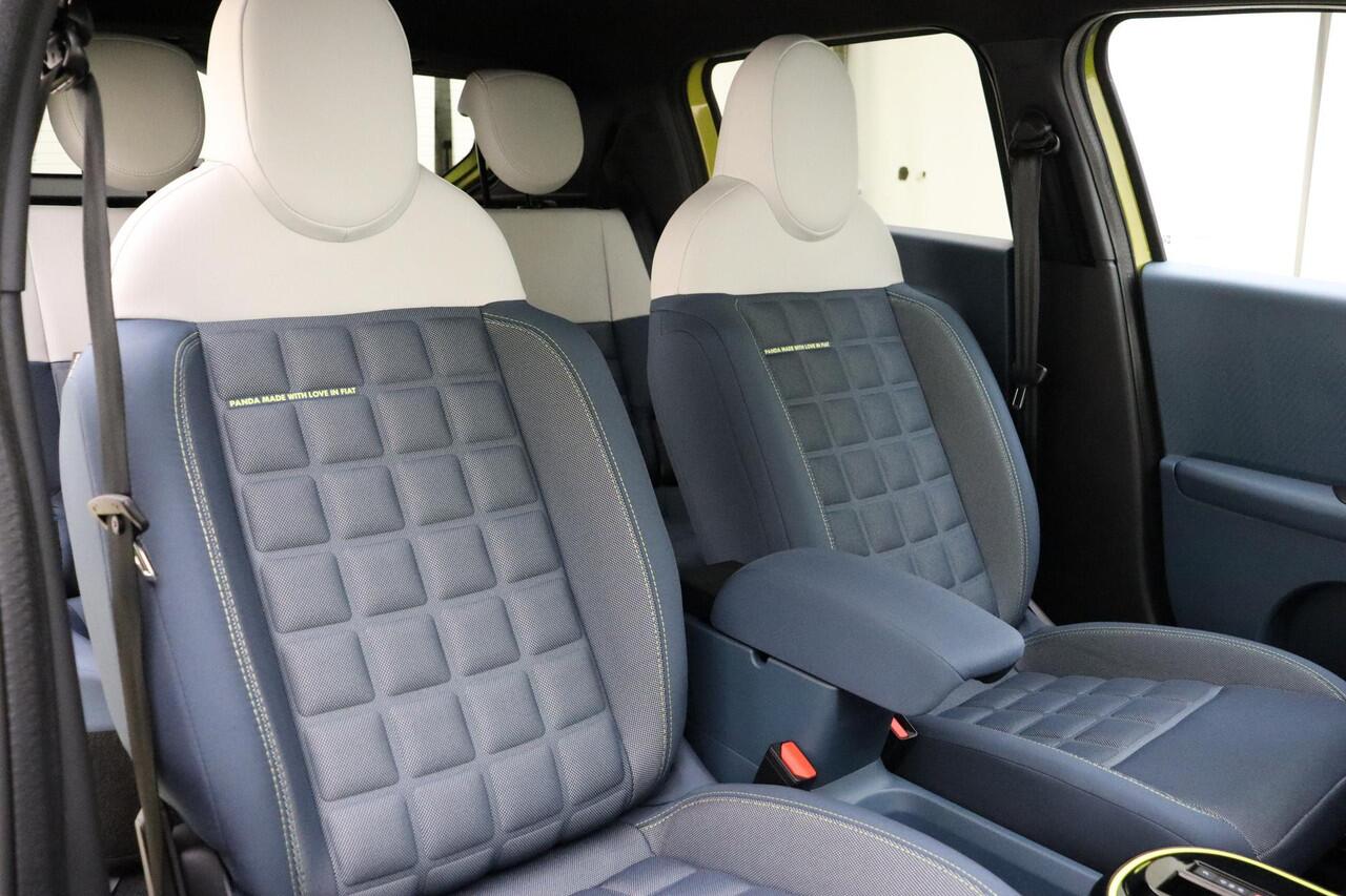 Fiat PANDA Grande La Prima 11 kW 44 kWh | Navigatie | Climate control | Camera | Draadloze telefoonlader | Extra getint glas | Dakrails | NIEUW MODEL