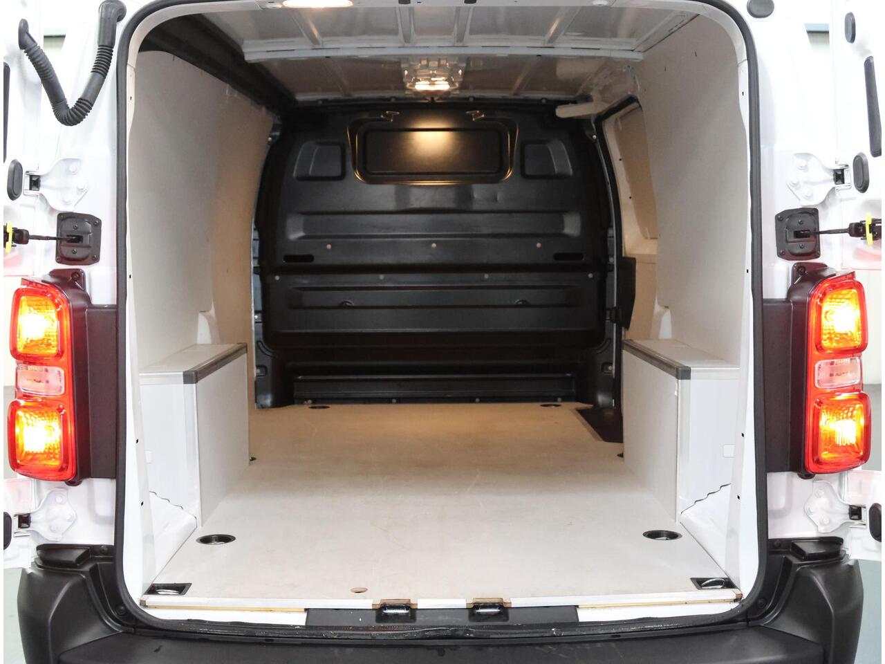 Fiat SCUDO 2.0 180PK MultiJet L2H1 | AUTOMAAT | AppleCarPlay/AndroidAuto | Armsteun | Camera | 3 Zits | Houtenlaadvloer | Navigatie | Cruise Control | Parkeersensoren |