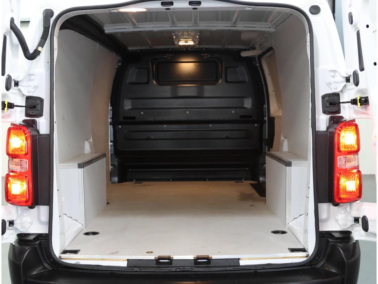 Fiat SCUDO 2.0 180PK MultiJet L2H1 | AUTOMAAT | AppleCarPlay/AndroidAuto | Armsteun | Camera | 3 Zits | Houtenlaadvloer | Navigatie | Cruise Control | Parkeersensoren |