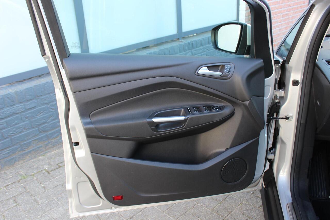 Ford C-MAX 1.5i EcoBoost Titanium Navi/Carplay, Winter Pack, All Season, Climate Control.