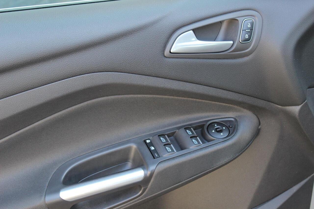 Ford C-MAX 1.5i EcoBoost Titanium Navi/Carplay, Winter Pack, All Season, Climate Control.