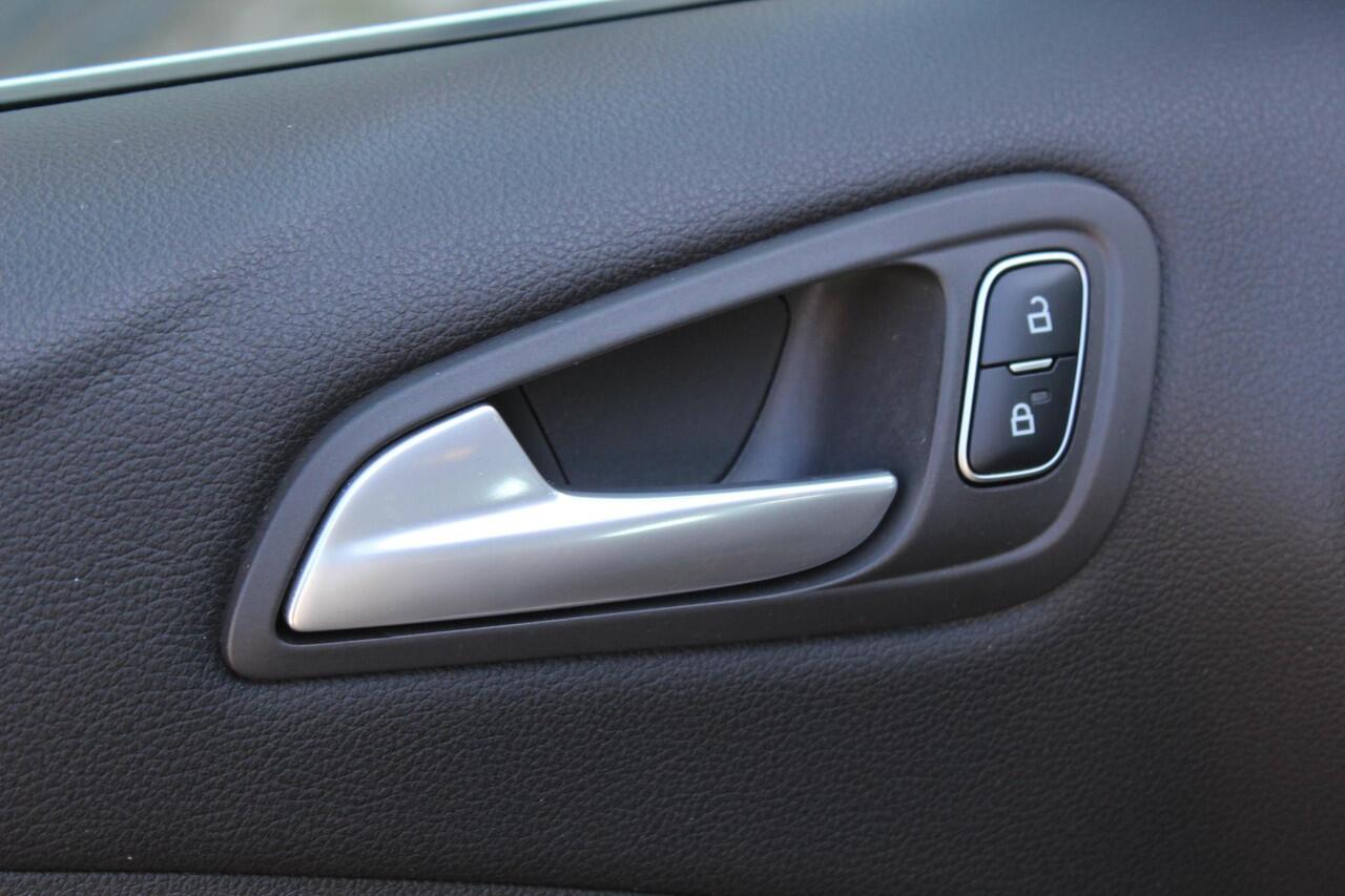 Ford C-MAX 1.5i EcoBoost Titanium Navi/Carplay, Winter Pack, All Season, Climate Control.