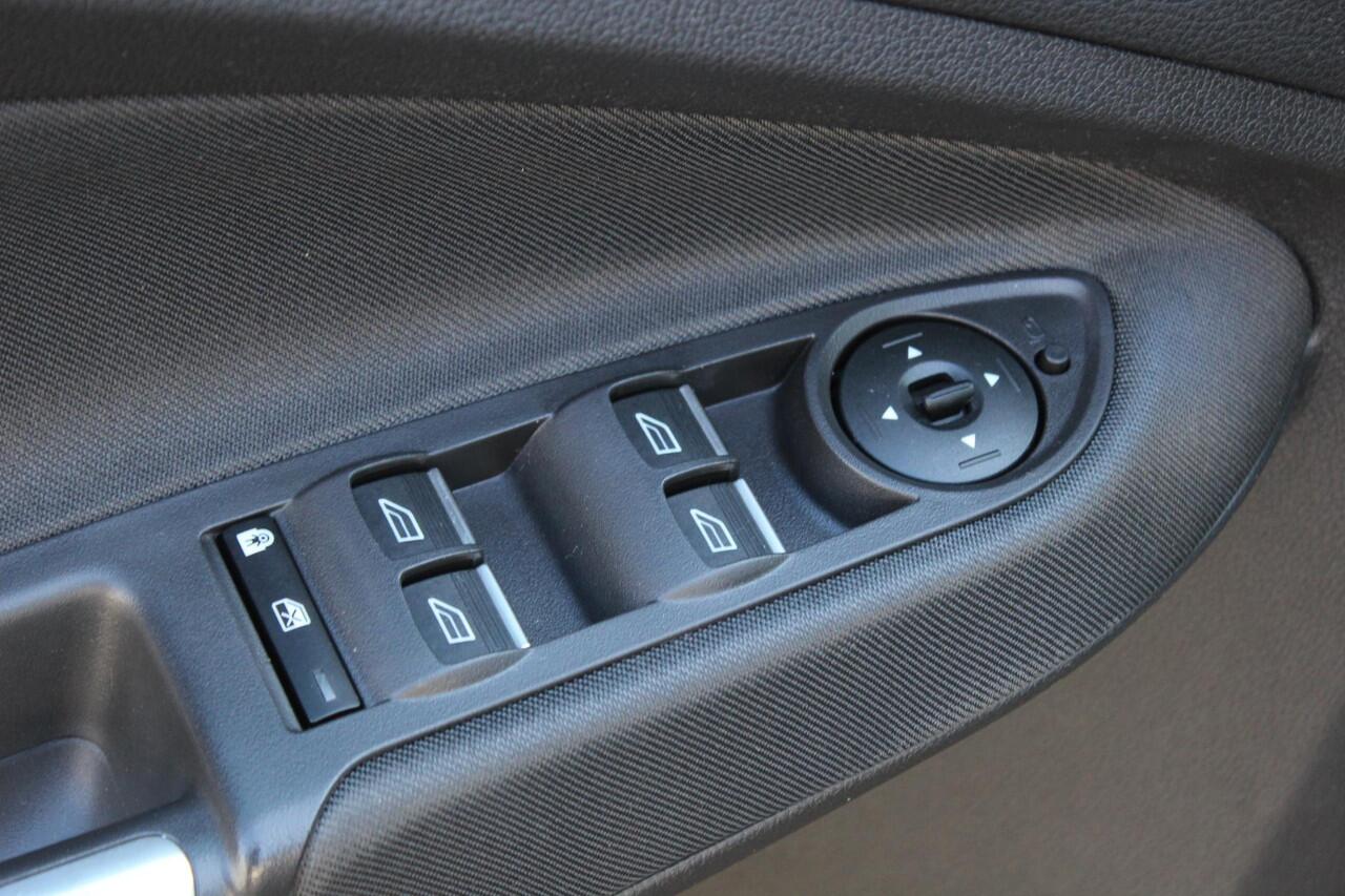 Ford C-MAX 1.5i EcoBoost Titanium Navi/Carplay, Winter Pack, All Season, Climate Control.