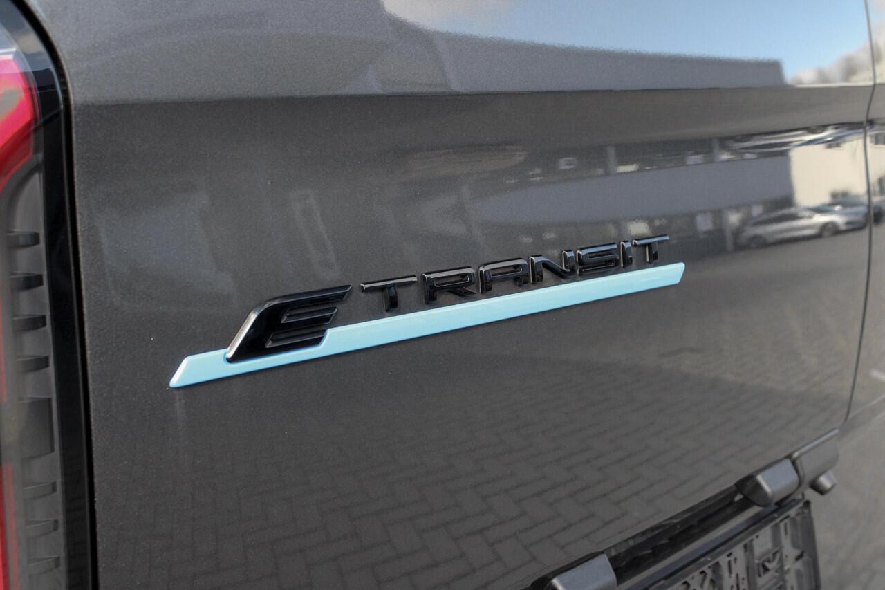 Ford E-Transit Cust. 320 L2H1 Limited 65 kWh 218pk | Zuid | | Inklapbare trekhaak | 17 inch lichtmetalen velgen (Carbonised Grey) | Driver Assistent Pack Premium | AGM accu | 3-fase laadkabel mode 3 32A, 10 meter | Centrale dubbele vergrendeling | Vehicle Integration Sy