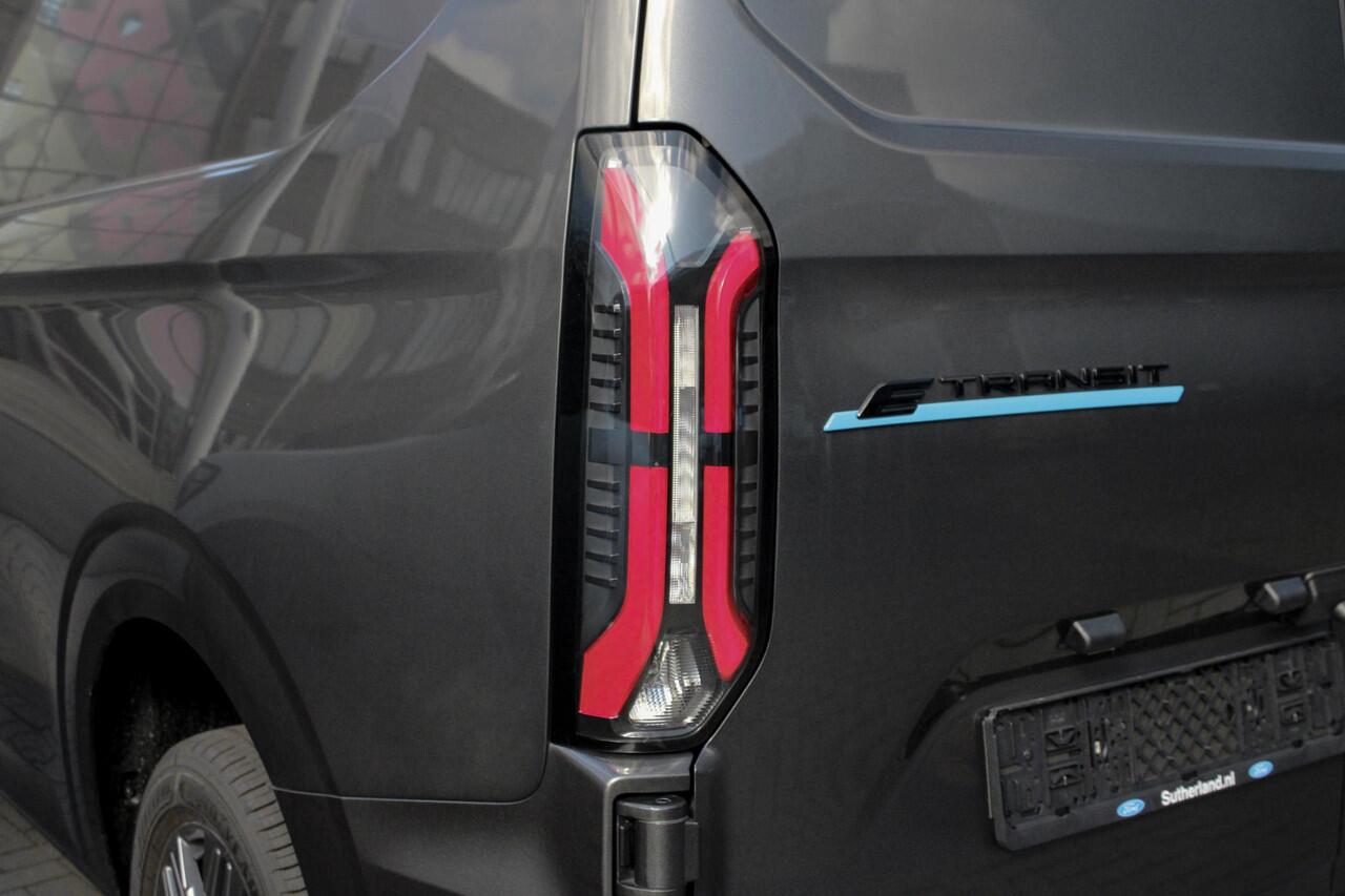 Ford E-Transit Cust. 320 L2H1 Limited 65 kWh 218pk | Zuid | | Inklapbare trekhaak | 17 inch lichtmetalen velgen (Carbonised Grey) | Driver Assistent Pack Premium | AGM accu | 3-fase laadkabel mode 3 32A, 10 meter | Centrale dubbele vergrendeling | Vehicle Integration Sy