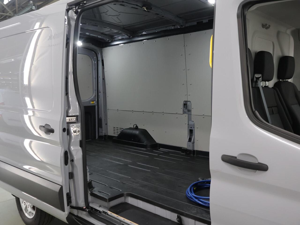 Ford E-Transit 350 | L3 H2 | TREND | 68 kWh | 317 KM WLTP | NAVIGATIE | CLIMATE CONTROL | ADAPTIEVE CRUISE | 360 GRADEN CAMERA | STOELVERWARMING | APPLE CARPLAY / ANDROID AUTO | DODEHOEKDETECTIE