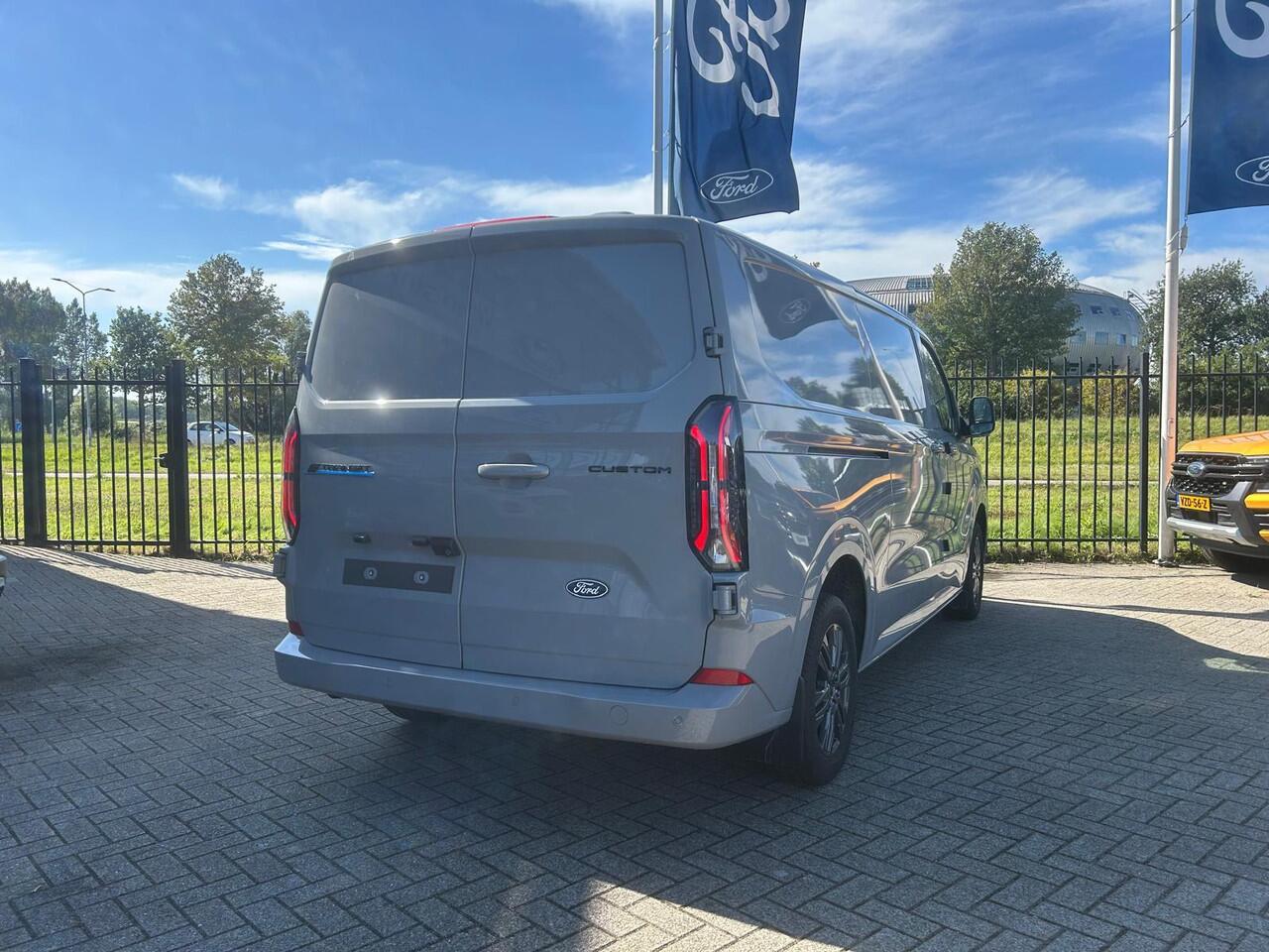 Ford E-Transit Cust. 320 L2H1 Limited 65 kWh | Driver Assistance Pack Premium | Verwarmbare Stoelen | Elek. Inklapbare trekhaak | LED-Koplampen |