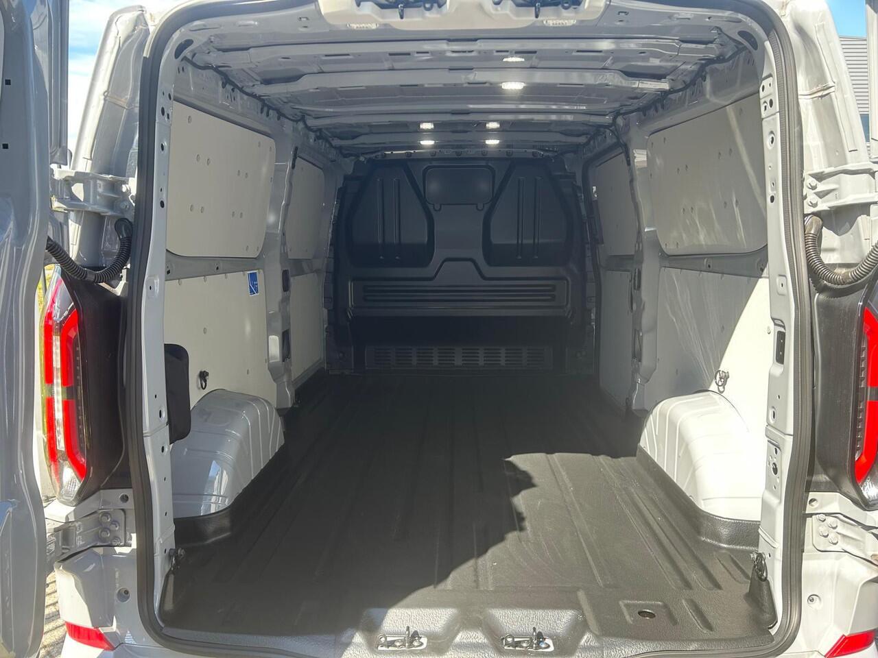 Ford E-Transit Cust. 320 L2H1 Limited 65 kWh | Driver Assistance Pack Premium | Verwarmbare Stoelen | Elek. Inklapbare trekhaak | LED-Koplampen |