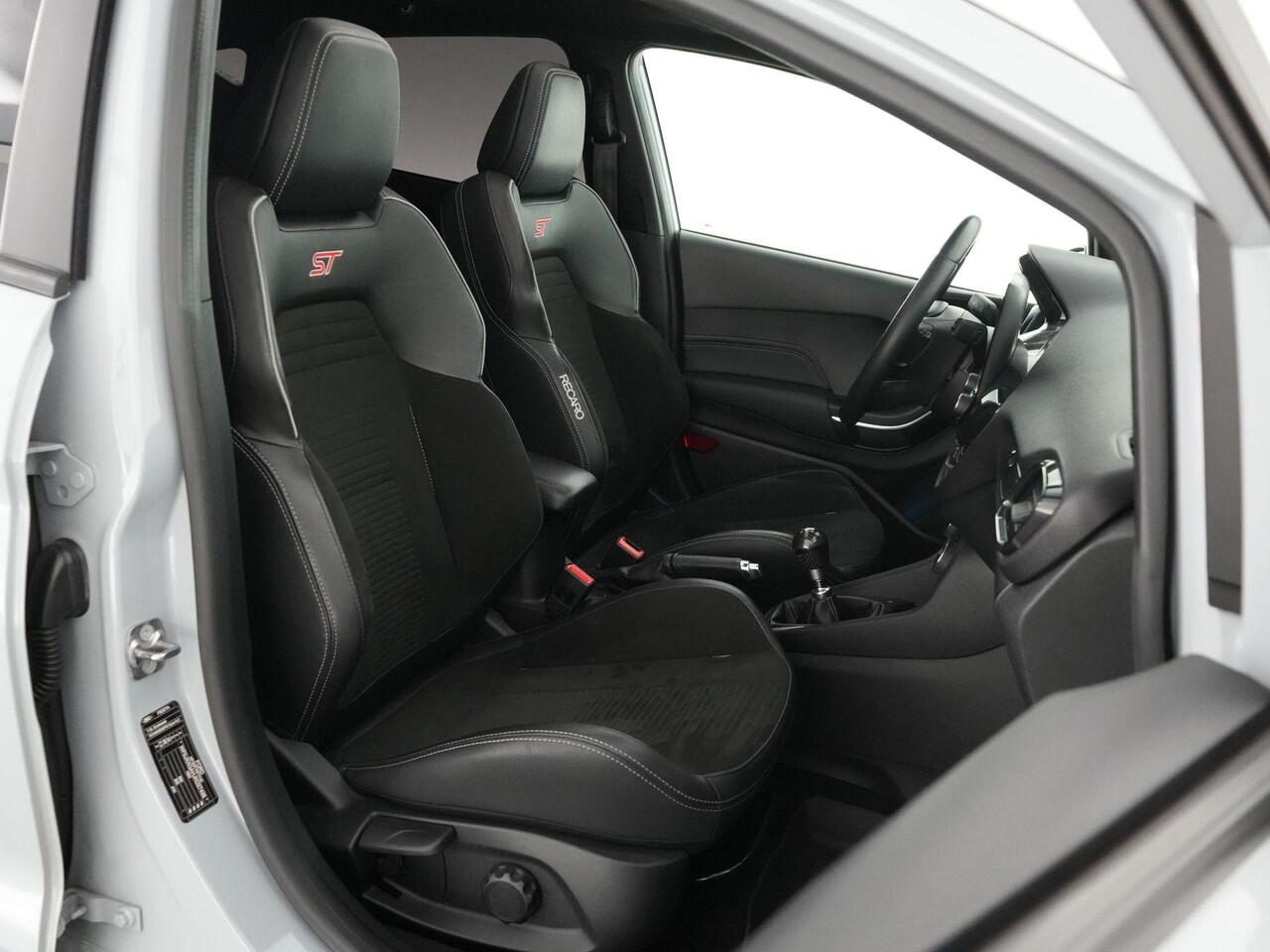 Ford FIESTA ST-3 1.5 200pk PERFORMANCE PACK |dealer onderhouden|Maxton|H&R veren|launch control|sper diff|panoramadak|B&O|winterpack|LED|18"|