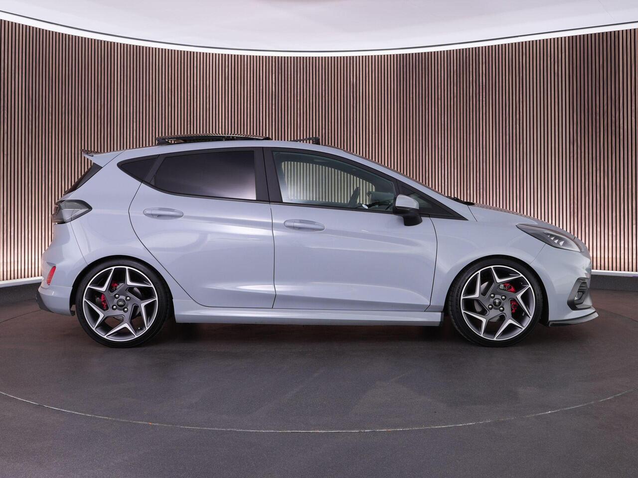 Ford FIESTA ST-3 1.5 200pk PERFORMANCE PACK |dealer onderhouden|Maxton|H&R veren|launch control|sper diff|panoramadak|B&O|winterpack|LED|18"|