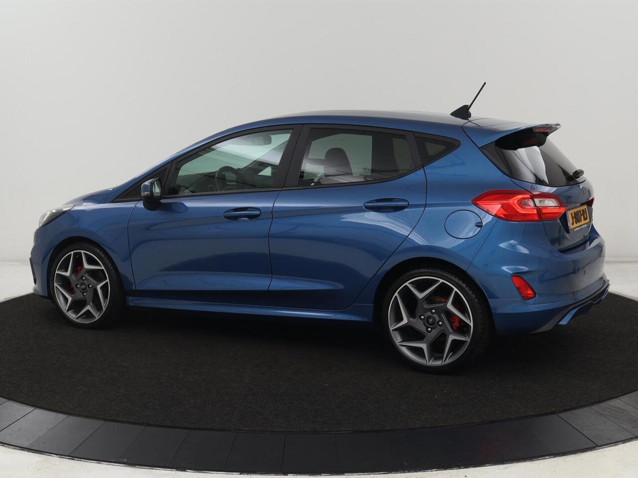 Ford FIESTA 1.5 EcoBoost ST-3 | Origineel NL | 1e eigenaar | Stoelverwarming | B&O Sound | Half leder | Carplay | Navigatie | Stuurverwarming | Full LED | Parkeerhulp