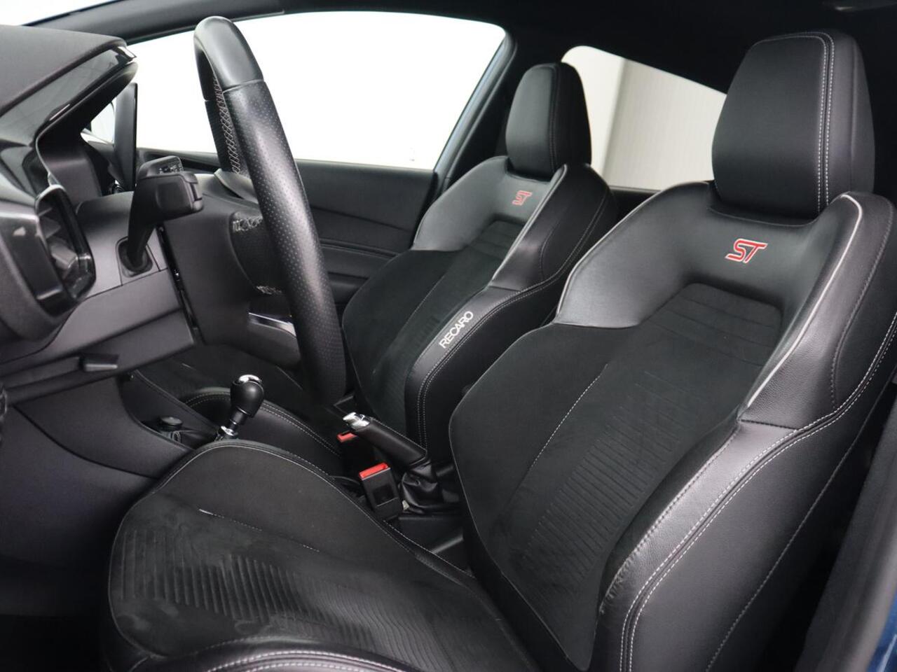 Ford FIESTA 1.5 EcoBoost ST-3 | Origineel NL | 1e eigenaar | Stoelverwarming | B&O Sound | Half leder | Carplay | Navigatie | Stuurverwarming | Full LED | Parkeerhulp