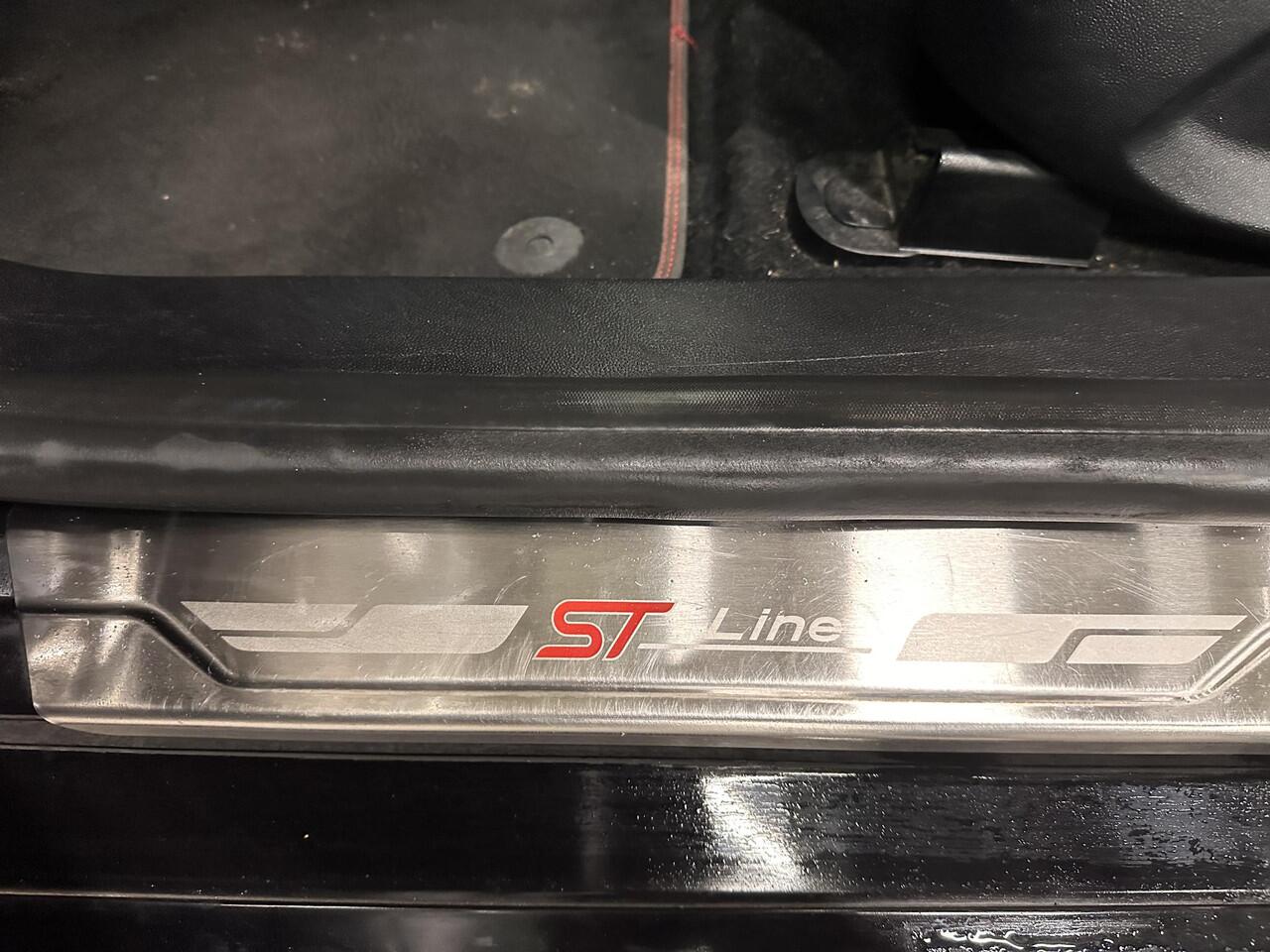 Ford FIESTA 1.0 EcoBoost ST-Line 125PK 6V Navigatie Full LED Carplay Parkeersensoren Cruise Control Stoel+Stuurverwarming Climate Control Privacy Glass 17" DAB+