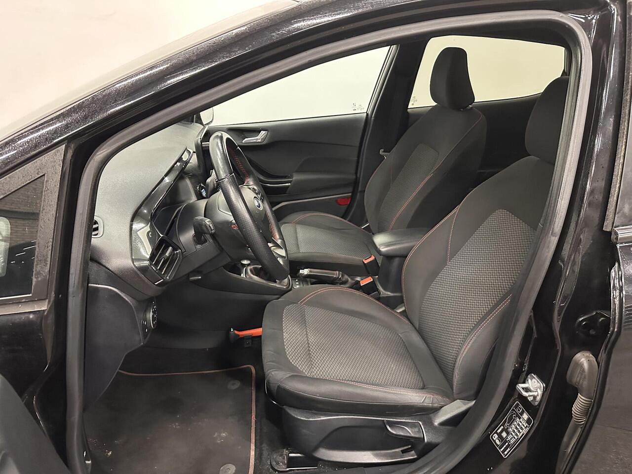 Ford FIESTA 1.0 EcoBoost ST-Line 125PK 6V Navigatie Full LED Carplay Parkeersensoren Cruise Control Stoel+Stuurverwarming Climate Control Privacy Glass 17" DAB+