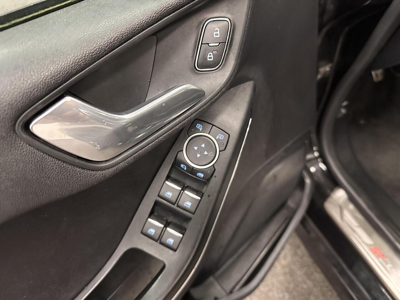 Ford FIESTA 1.0 EcoBoost ST-Line 125PK 6V Navigatie Full LED Carplay Parkeersensoren Cruise Control Stoel+Stuurverwarming Climate Control Privacy Glass 17" DAB+