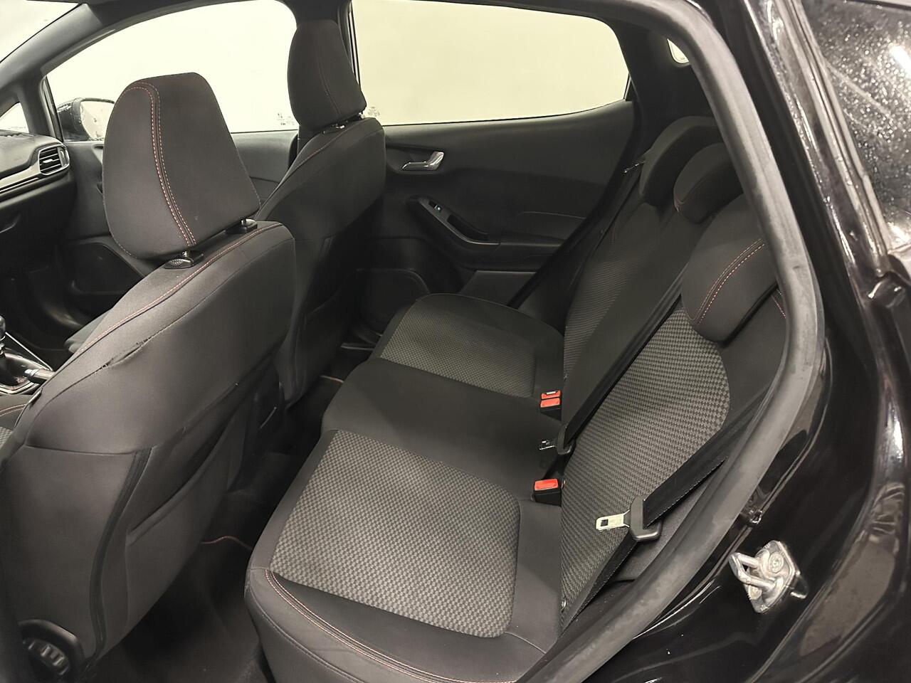 Ford FIESTA 1.0 EcoBoost ST-Line 125PK 6V Navigatie Full LED Carplay Parkeersensoren Cruise Control Stoel+Stuurverwarming Climate Control Privacy Glass 17" DAB+