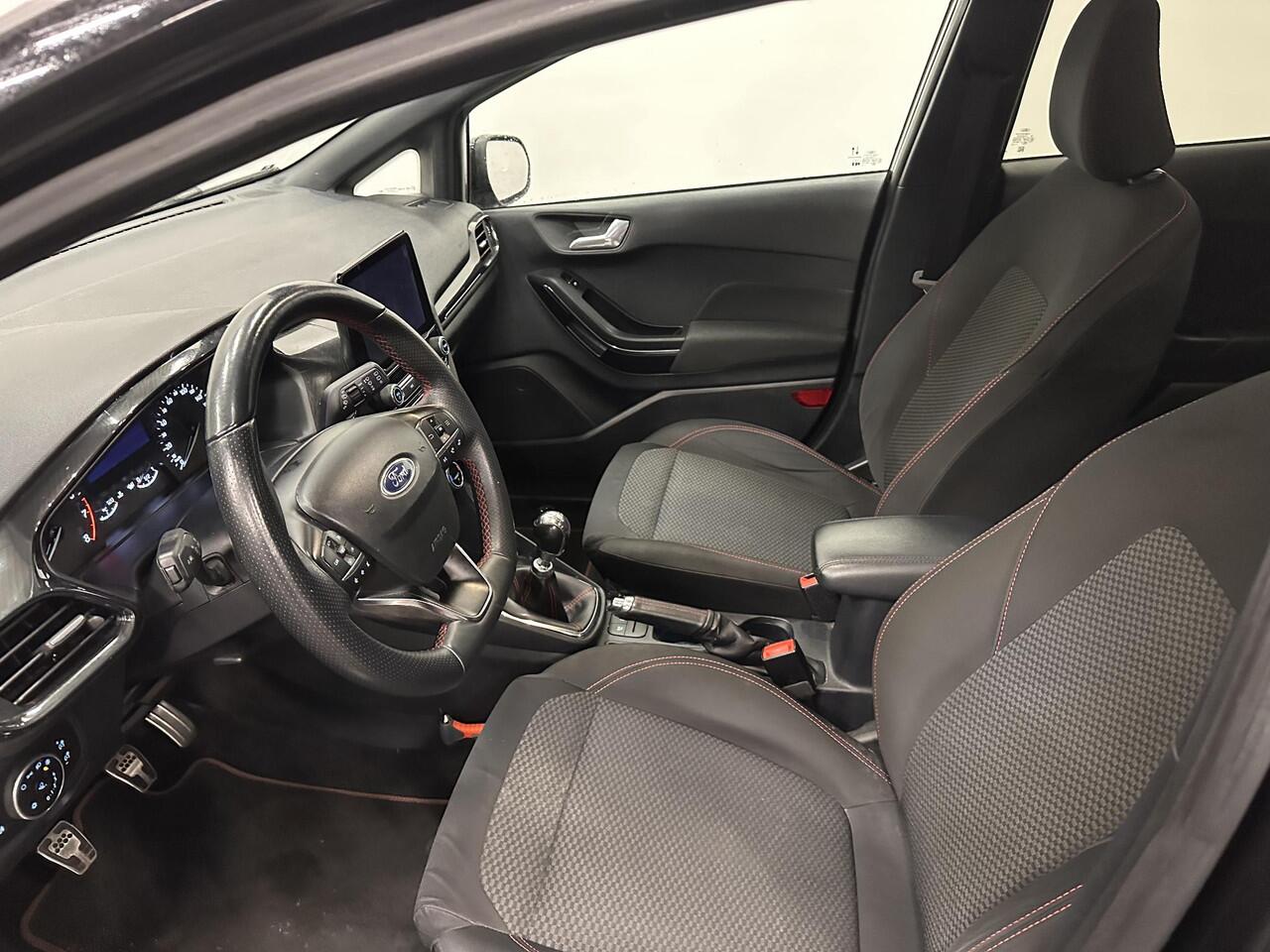 Ford FIESTA 1.0 EcoBoost ST-Line 125PK 6V Navigatie Full LED Carplay Parkeersensoren Cruise Control Stoel+Stuurverwarming Climate Control Privacy Glass 17" DAB+