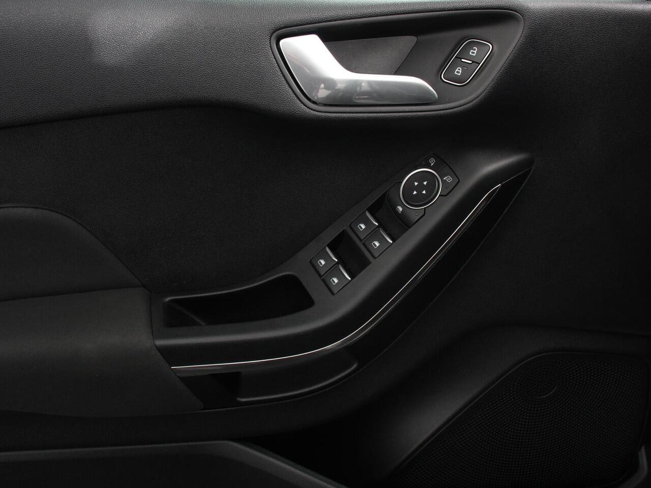 Ford FIESTA 1.0 EcoBoost 155pk Hybrid ST-Line | DEMO ! | Navigatie | Climate Control | Stoelverwarming | Extra Getint Glas | Cruise Control