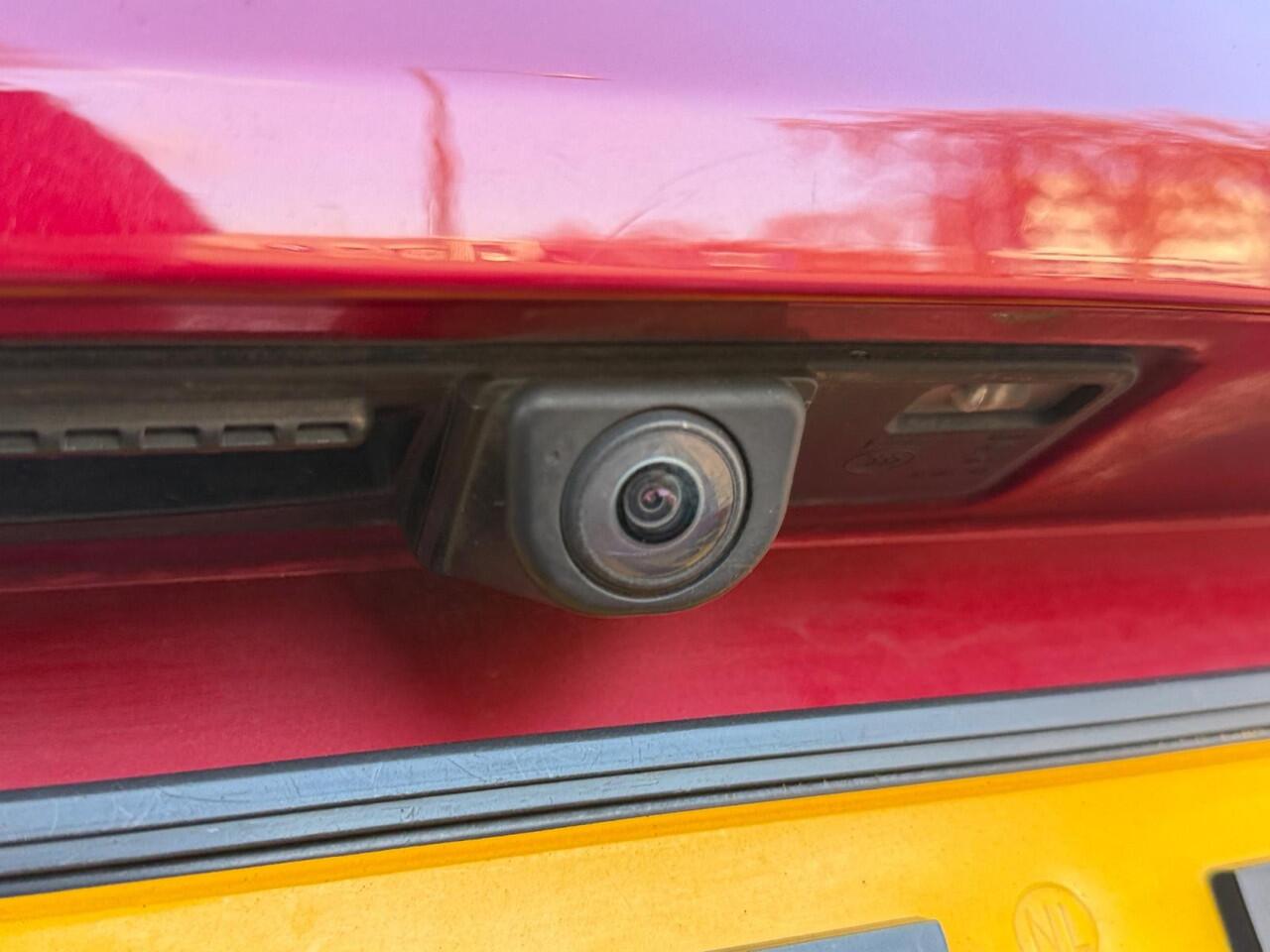 Ford FIESTA 1.0 EcoBoost Hybrid Vignale | LEDER | NAVI | STOEL/STUUR VERWARMING | TREKHAAK | 1 JAAR GARANTIE