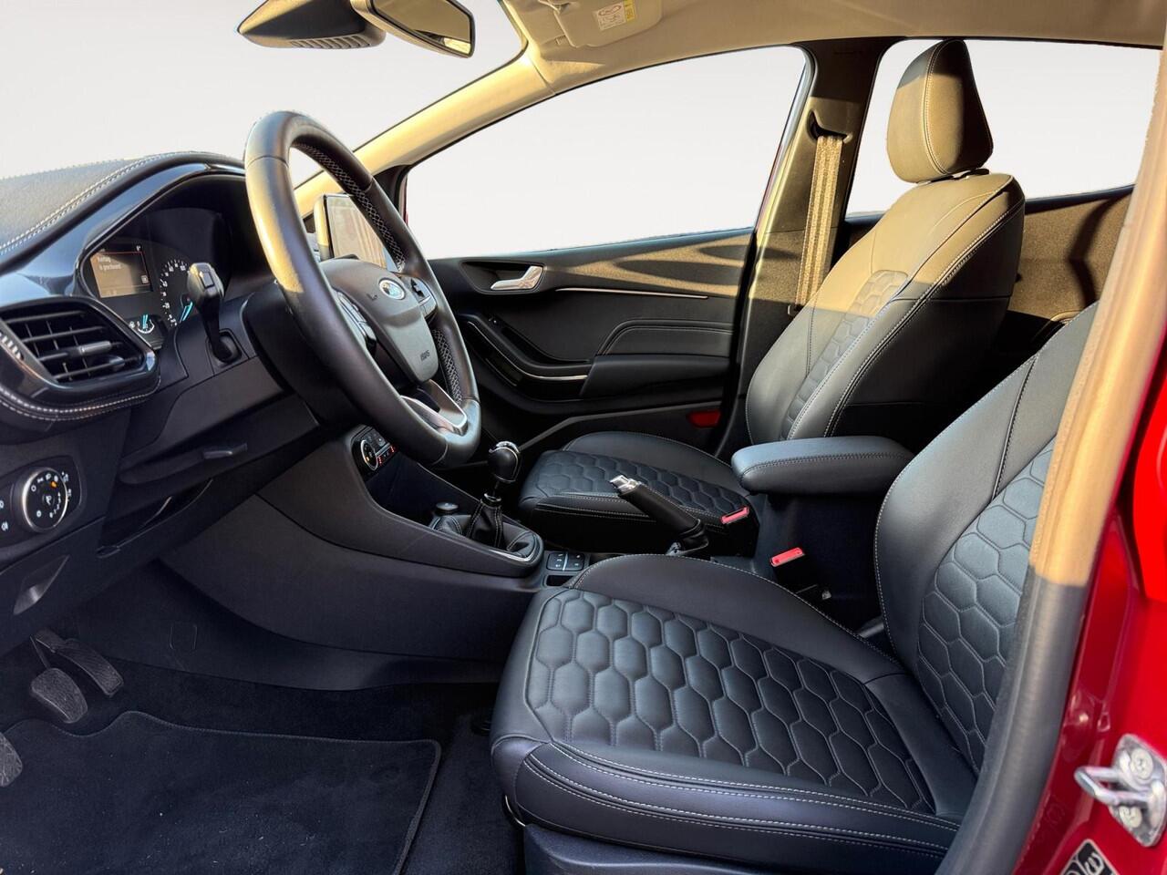 Ford FIESTA 1.0 EcoBoost Hybrid Vignale | LEDER | NAVI | STOEL/STUUR VERWARMING | TREKHAAK | 1 JAAR GARANTIE