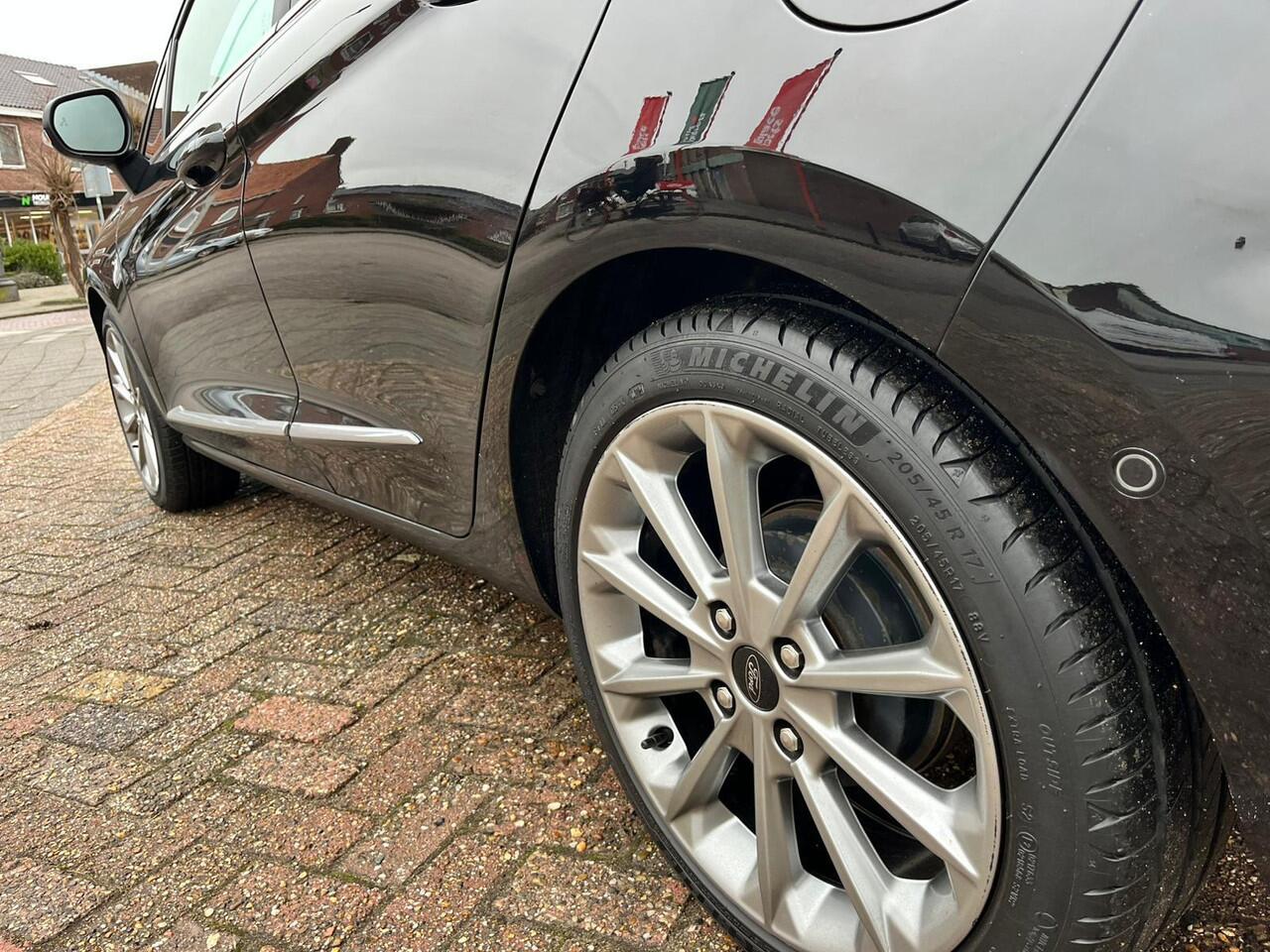 Ford FIESTA 1.0 EcoBoost Hybrid Vignale Lederen bekleding-125pk-addaptieve cruise-winterpack