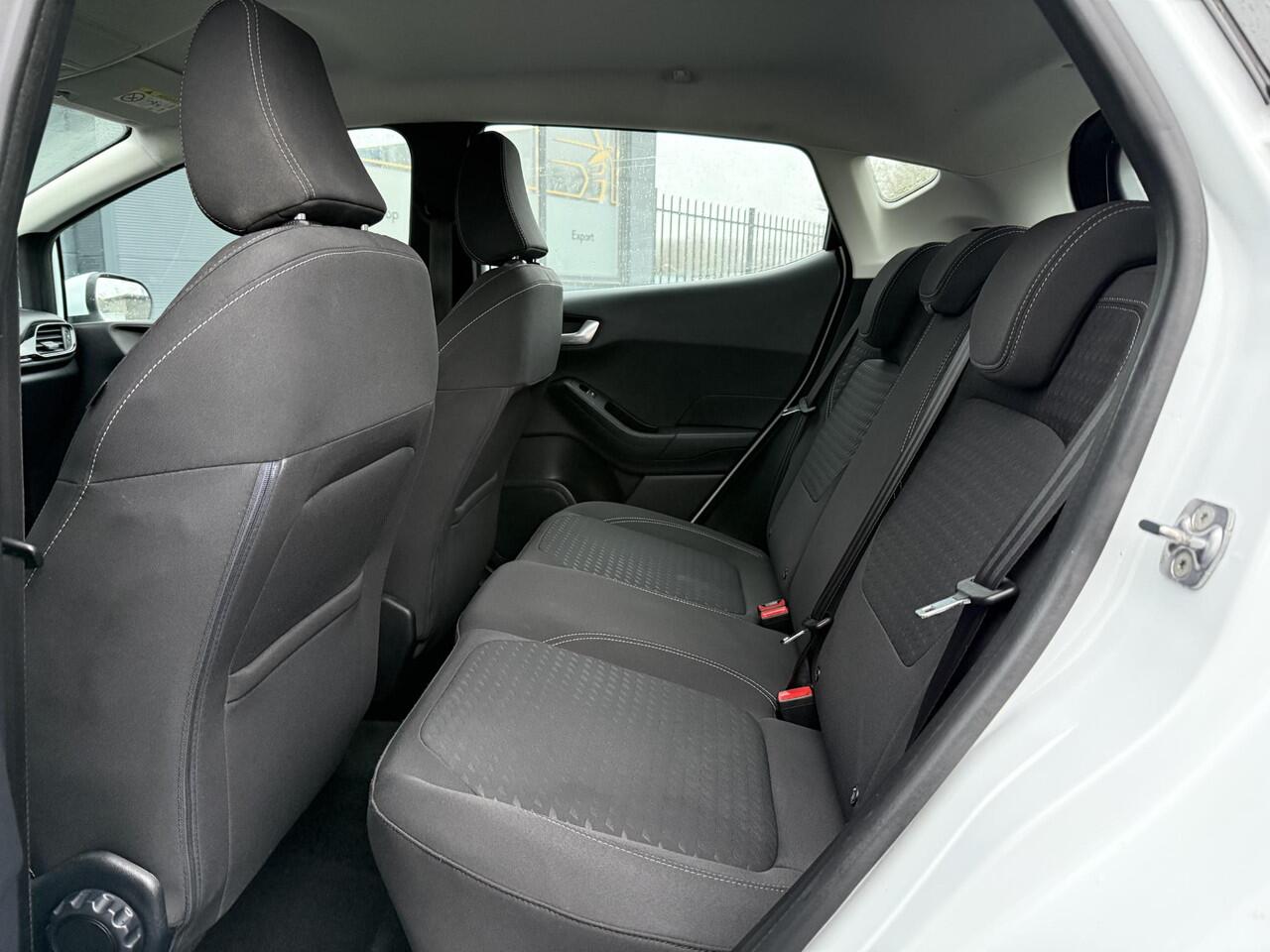 Ford FIESTA 1.0 EcoBoost Hybrid ST-Line X Navi,125pk,6 Bak,Carplay,Camera,Stoelverw,Stuurverw,Clima,Cruise,Pdc V+A,Lm velgen,N.A.P,Apk tot 04-2027